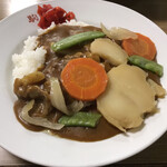 駒鳥食堂 - ジャガイモやニンジンがゴロゴロ
      (カレーの上に肉じゃがの野菜乗せました)