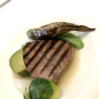 レストラン タニ - メイン　牛頰肉コンソメ仕立て　万願寺唐辛子