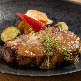 Low-temperature-cooked pork shoulder loin and roasted seasonal vegetables