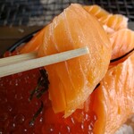 喰い処 鮭番屋 - 鮭の親子丼(大)　鮭アップ