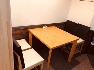 Azumaya - 半個室のテーブル席