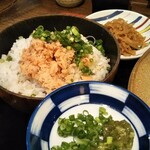 炭と蕎麦と酒 今なら - 本日のご飯（ 鮭ご飯 ）小鉢（切り干し大根） 薬味のネギと刻みわさび