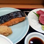 季節料理 魚竹 - 銀鮭焼きと鮪中落ち アップ