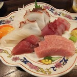 金町製麺 - 刺身盛（カツオ、大トロ、バイ貝など）