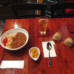 みやさんの玄米おにぎり - カレーセット 600円、玄米おにぎり２種 各150円（いずれも税込）、冷たい緑茶