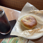 サリュート - アイスコーヒーとピロシキ(ごまあんくるみ)