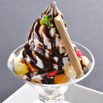 奢華的巧克力冰淇淋和軟霜淇淋凍糕