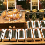 ザ・テラス - ほうじ茶のエクレア@ほうじ茶の風味は抑えられていてほぼチョコレートのエクレア