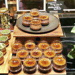 ザ・テラス - ほうじ茶とプラリネのキャラメリーゼ@表面をキャラメリゼナッツたっぷり。ほうじ茶クリームの下にプラリネクリーム