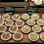 ザ・テラス - ほうじ茶のチョコレートタルト（遠くにほうじ茶風味。濃くてとろとろのチョコレートにナッツたっぷりタルト）、抹茶とホワイトチョコレートのタルト（柚子の香りがポイント。甘い抹茶ホワイトチョコレートタルト）