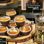 ザ・テラス - カシスとクリームチーズの紅茶マフィン@クリームチーズと酸味あるフランボワーズがごろっと入ったマフィン