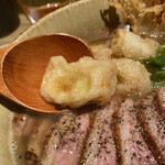 本町製麺所 本店 - 白葱天ぷら
      ぶつ切りの白葱天ぷらが３〜４個