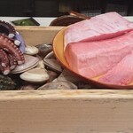末廣鮨 - 貝類の上にドーン　右が大トロ