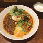 SPICY CURRY 魯珈 - ダブル限定の２種カレーにるうろう玉子付き