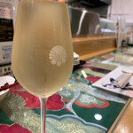 すしと天ぷら とろ一 - なみなみワイン（白）￥390　すっきりとした口あたり...、このグラス素敵...