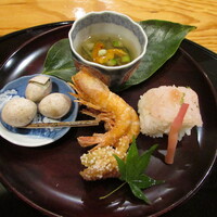 玄斎 - 秋田のじゅんさいと北海道のウニ・鱧の昆布締めと骨せんべい・川津海老の唐揚げ・熊本の新銀杏