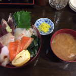 魚ぎょ - 豪華海鮮丼（¥800）