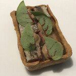 レストランディファランス - 「秋刀魚」
      秋刀魚の肝、五香粉、銀杏ピューレ、
      秋刀魚の骨から取ったコンソスープにジャスミンの香り付け。（お腹を整える、食前に説明あって良い）