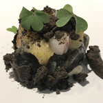 レストランディファランス - 「秋茄子」ロックフォールチーズのムースがベース、その上に秋茄子の皮を焦がしペーストに、烏賊そーめんを絡め香ばしさがたち、その上に烏賊下足と茄子、頂上に烏賊のワタをクッキーに、全てを混ぜて頂く。