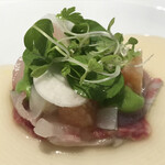 レストランディファランス - 「縞鯵」
      
      ベースに縞鯵の昆布締めをスライス、こりっこりの縞鯵、桃、桃のシャーベット、がぶらの葉、ホワイトセロリ、生ハムとトマトのスープの塩っ気と酸味が抜群が良くあってとても美味しいです。