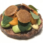 レストランディファランス - 「牛肉」
      58度で低温で焼いた牛肉のタルタルをベースに。茶豆のムース、マスタード、焼きウニ、カルダモンのクッキー、チベットの岩塩を。