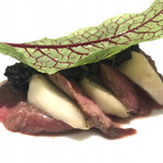 レストランディファランス - 「夏鹿」
      島根県夏鹿のロースト、洋梨、黒ニンニク、洋梨ジャム。