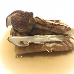 レストランディファランス - 「甘鯛」
      松茸と鳥節のスープ。松茸、甘鯛の鱗揚げ、柚のペースト。