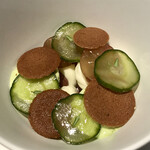 レストランディファランス - 「ピオーネ」
      マスカルポーネチーズ、ピオーネの皮のムース、タイムのムース、きゅうりのマリネ