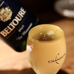 餃子とスパークリング バブルス - こぼれスパークリング