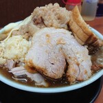 ラーメン やまや本店 - ら～めん並盛、豚一枚追加１００円、チーズ１００円、野菜チョイマシ、ニンニク、アブラ増し