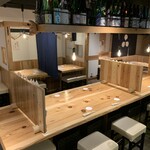 居酒屋 仙きち - 店内仕切り版と暖簾を完備