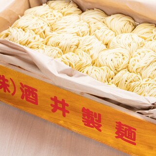 スープとよく絡む「酒井製麺」の中太麺特注の杉印