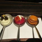 レストラン ラ フィネス - アミューズ・ブーシュ（マスカルポーネ・フロマージュブラン・キャビア、ビーツ＋？のスープ、フォアグラマカロン）