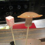 レストラン ラ フィネス - アミューズ・ブーシュ（鹿と豚？のソシソン、丹波シメジのマリネ）