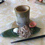 瀬戸内ゴルフリゾート レストラン THE GRILL - 何故か前菜にザルそばが無料で付いてくる
巨大な竹筒に蕎麦つゆが入っている