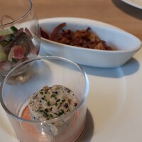 インプレイス 3-3 ヒルトン名古屋 - 茸のムーステリーヌ、生姜風味の国産鰹のセビーチェ、柿と紫キャベツ、胡桃のサラダ 八丁味噌ドレッシング