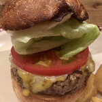 マンチズ バーガー シャック - そびえ立つ
                                コルビージャックチーズタワー
                                (*´∇｀*)