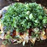 Okonomiyaki Teppanyaki Tokugawa - ソース、ねぎをかけて完成