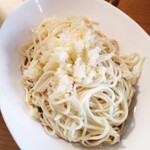 Sagamihara 欅 - 味付替え玉はいつも大抵ニンニクパンチ味に。上に刻みにんにく、下には魚介醤油だれ。