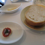 レストラン サンパウ - アンチョビとパンコントマテ?とチュレリア?（豚のスナック）（バカラオのトリッパ、デュラム小麦のパスタ）