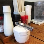 洋食のくんた - トングの乗った入れ物はお漬物です