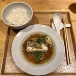 一碗水 - 剁辣椒蒸魚片、米飯(アコウの蒸し物湖南式黄色唐辛子のソース、豆腐 春雨 お野菜と)