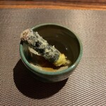 Wain To Tempura Araki - イワシと焼きなすを海苔で巻いたもの