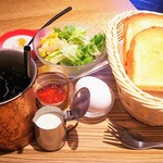 ボントレ珈琲店 - Ｂセット500円 バタートースト サラダ ゆで卵 ヨーグルト 深煎りアイス珈琲