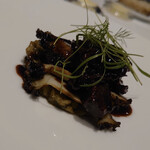 レストランディファランス - 「鮑」
      押し麦の肝和えリゾット風、
      あわびソテー、鶏の赤ワイン煮を添えて