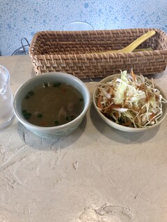 タイ マキン キュイジーヌ - ランチセツトのスープとサラダ