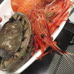 レストラン バカール - 迫力の食材2　海老とアワビ