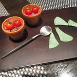 レストラン バカール - マイクロトマトとオイスターリーフ