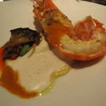 レストラン バカール - 駿河湾産の赤座海老のポワレと鮑、クラシックなアメリケーヌ・ソース　柑橘の香り1