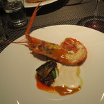 レストラン バカール - 駿河湾産の赤座海老のポワレと鮑、クラシックなアメリケーヌ・ソース　柑橘の香り3